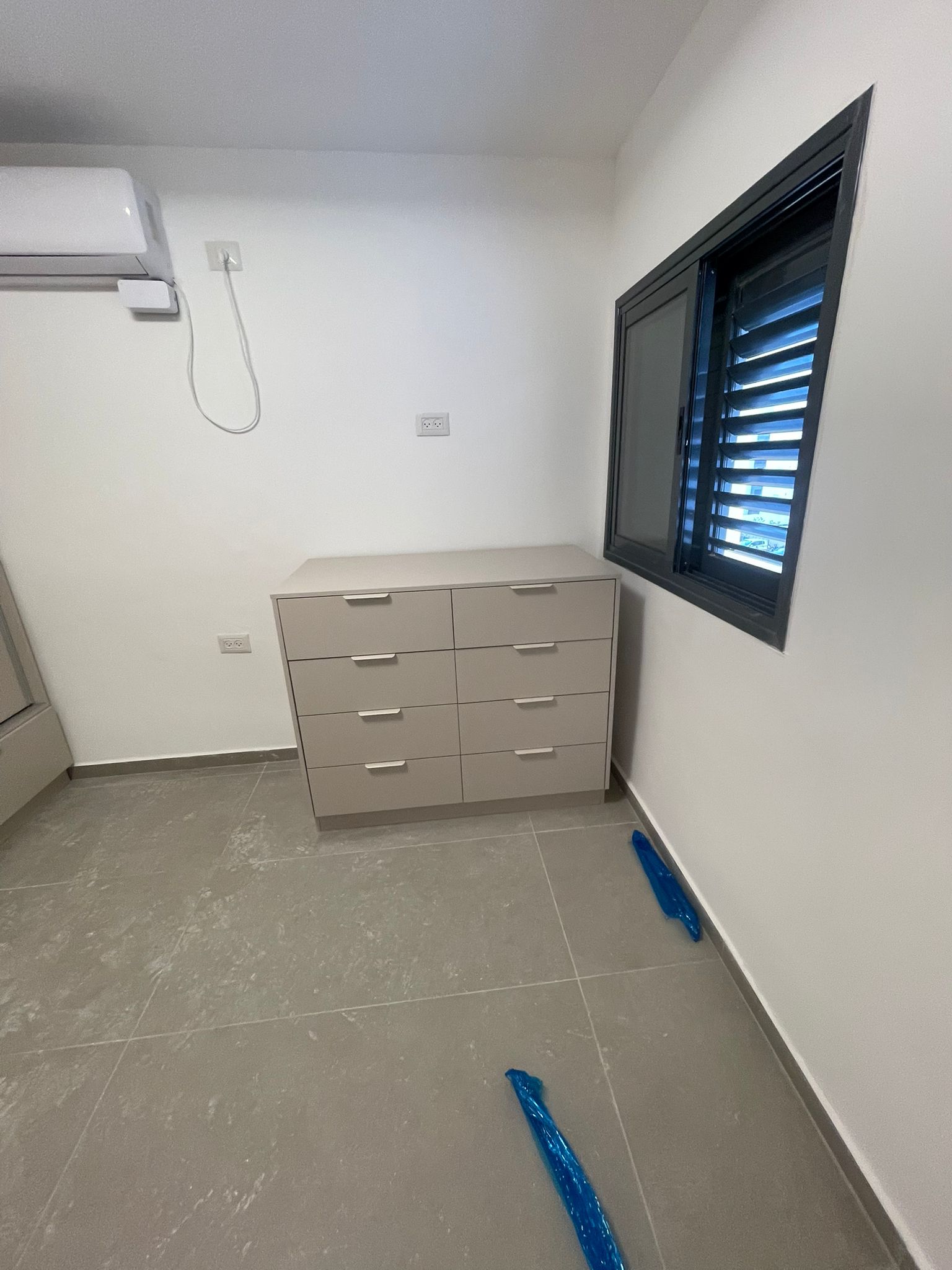 תקריב מגירות בהתאמה אישית עם פרזול איכותי — עבודה של נגריה בקליק Design