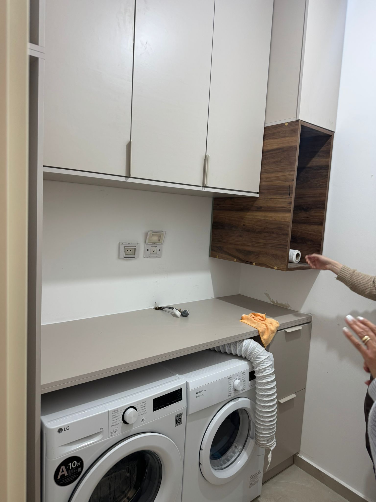 פינת כביסה דגם עץ ולבן — מבט נוסף — אותו פרויקט מזווית שנייה